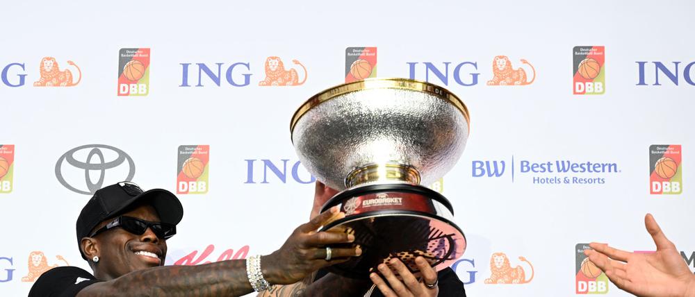 Schröder brachte die Trophäe auf die Bühne.