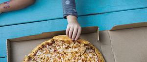 Fettiger Snack. Viele Kinder essen gern Pizza.