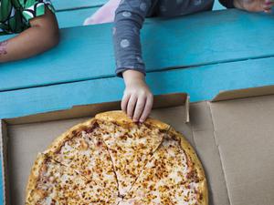 Fettiger Snack. Viele Kinder essen gern Pizza.