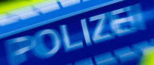 Polizeischriftzug auf einem Einsatzwagen (Symbolbild)