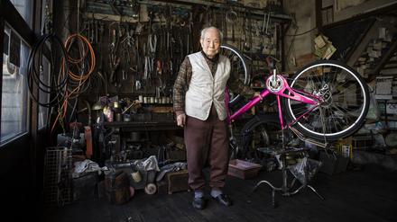 Ein älterer Mann in einer japanischen Fahrradwerkstatt.