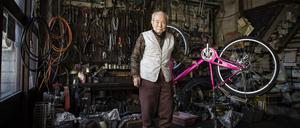 Ein älterer Mann in einer japanischen Fahrradwerkstatt.