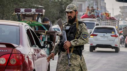 Ein Polizist der Taliban leitet im August 2025 den Verkehr im Vorfeld der Feierlichkeiten zum vierten Jahrestag des US-Abzugs aus Afghanistan und des Beginns der Taliban-Herrschaft (Symbolbild).