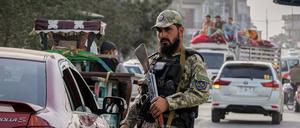 Ein Polizist der Taliban leitet im August 2025 den Verkehr im Vorfeld der Feierlichkeiten zum vierten Jahrestag des US-Abzugs aus Afghanistan und des Beginns der Taliban-Herrschaft (Symbolbild).