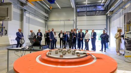 Batterien für E-Autos werden im neuen Testzentrum der Dekra am Lausitzring geprüft. 
