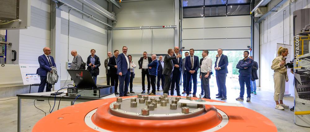 Batterien für E-Autos werden im neuen Testzentrum der Dekra am Lausitzring geprüft.