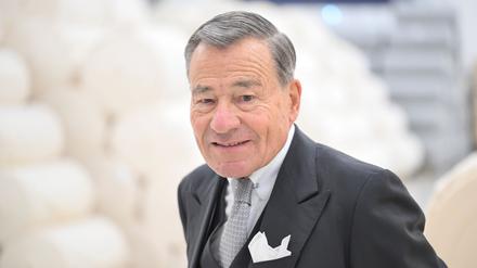 Wolfgang Grupp, ehemaliger Chef des Bekleidungsunternehmens Trigema, aufgenommen in einem Lager für Stoffballen.