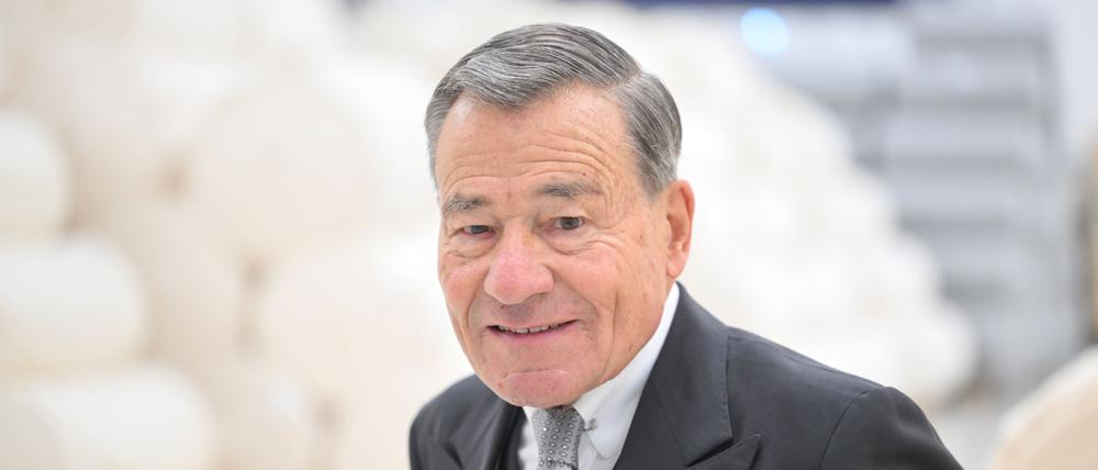Wolfgang Grupp, ehemaliger Chef des Bekleidungsunternehmens Trigema, aufgenommen in einem Lager für Stoffballen. 