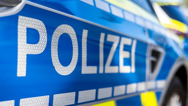 An der Tür eines Streifenwagens steht der Schriftzug «Polizei». (Symbolbild)