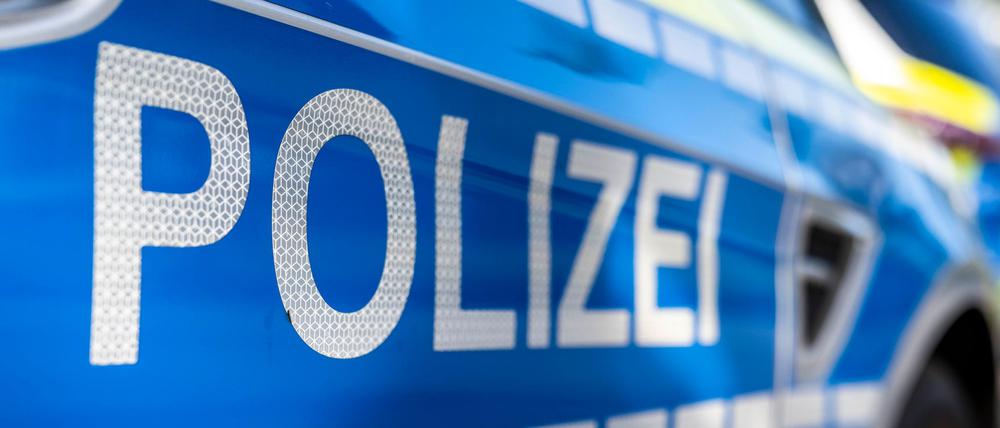An der Tür eines Streifenwagens steht der Schriftzug «Polizei». (Symbolbild)
