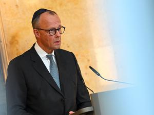 Bundeskanzler Friedrich Merz (CDU) nimmt an einem Festakt zur Wiederherstellung der Synagoge Reichenbachstraße teil.
