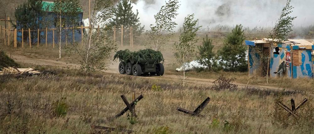 Eine Bodendrohne fährt während gemeinsamer russisch-belarussischer Militärübungen auf einem Übungsplatz in der Nähe von Baryssau, Belarus.