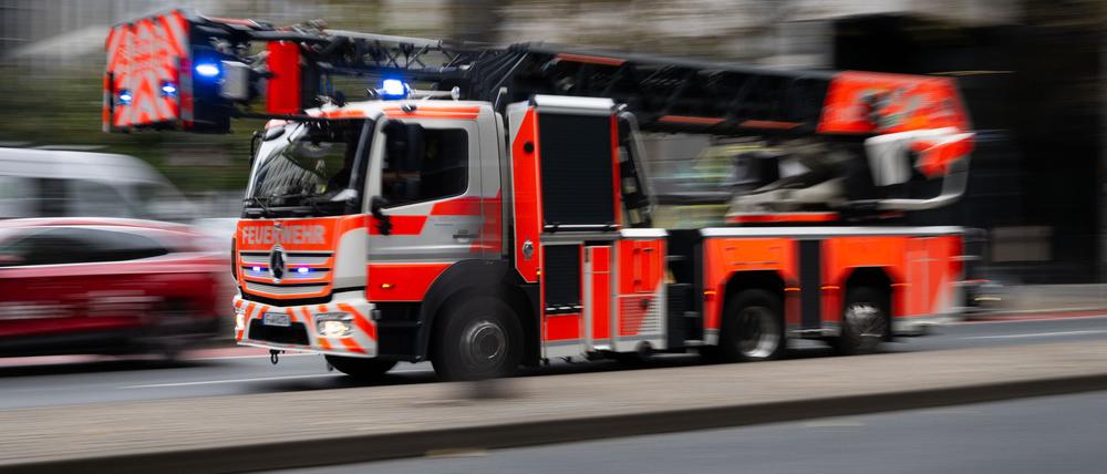 Auch eine Drehleiter war im Einsatz. (Symbolbild)