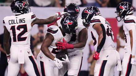 Jakob Johnson (zweiter von rechts) hatte einige gute Aktionen und feiert hier den Touchdown von Nick Chubb (Mitte) - die Texans verloren dennoch. 