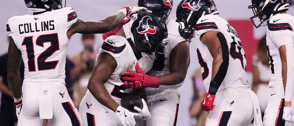 Jakob Johnson (zweiter von rechts) hatte einige gute Aktionen und feiert hier den Touchdown von Nick Chubb (Mitte) - die Texans verloren dennoch. 
