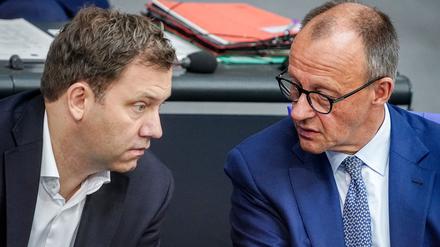 Lars Klingbeil (l.) und Friedrich Merz wollen weniger Personal.