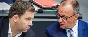 Lars Klingbeil (l.) und Friedrich Merz wollen weniger Personal.