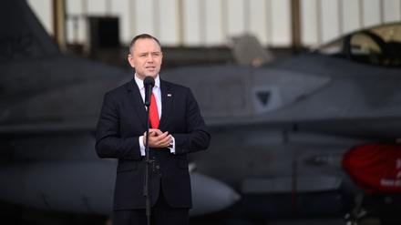 Der polnische Präsident Karol Nawrocki bei einem Treffen mit Soldaten auf dem 31. taktischen Luftwaffenstützpunkt in Poznan-Krzesiny. 