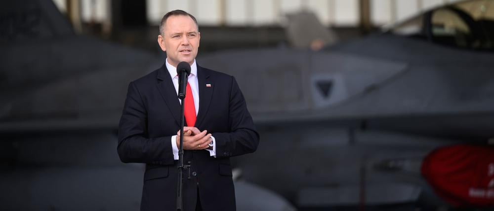 Der polnische Präsident Karol Nawrocki bei einem Treffen mit Soldaten auf dem 31. taktischen Luftwaffenstützpunkt in Poznan-Krzesiny. 