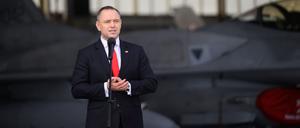 Der polnische Präsident Karol Nawrocki bei einem Treffen mit Soldaten auf dem 31. taktischen Luftwaffenstützpunkt in Poznan-Krzesiny. 