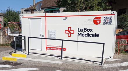 29.08.2025, Frankreich, La Tour-du-Pin: Eine sogenannte Medizinische Box (La Box Médicale) für ärztliche Videoberatung und Untersuchungen aus der Ferne steht in der französischen Stadt La Tour-du-Pin. Kabinen mit Medizingeräten und ärztlicher Videoberatung sind als Alternative zur klassischen Arztpraxis in ländlichen Gemeinden Frankreichs auf dem Vormarsch. 