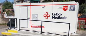 Eine sogenannte Medizinische Box (La Box Médicale) für ärztliche Videoberatung und Untersuchungen aus der Ferne steht in der französischen Stadt La Tour-du-Pin.