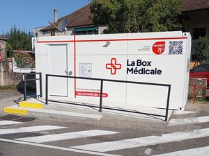 Eine sogenannte Medizinische Box (La Box Médicale) für ärztliche Videoberatung und Untersuchungen aus der Ferne steht in der französischen Stadt La Tour-du-Pin.