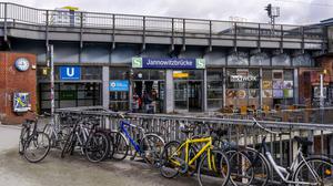 S Bahnhof Jannowitzbrücke, Bahnsteig und Zugverkehr, Berlin, Deutschland *** S Train station Jannowitzbrücke, Platform and Train service, Berlin, Germany 1020926845
