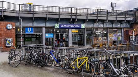 S Bahnhof Jannowitzbrücke, Bahnsteig und Zugverkehr, Berlin, Deutschland *** S Train station Jannowitzbrücke, Platform and Train service, Berlin, Germany 1020926845