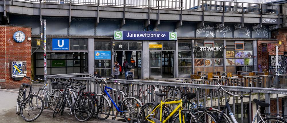 S Bahnhof Jannowitzbrücke, Bahnsteig und Zugverkehr, Berlin, Deutschland *** S Train station Jannowitzbrücke, Platform and Train service, Berlin, Germany 1020926845
