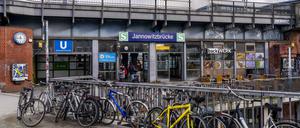 S Bahnhof Jannowitzbrücke, Bahnsteig und Zugverkehr, Berlin, Deutschland *** S Train station Jannowitzbrücke, Platform and Train service, Berlin, Germany 1020926845