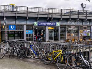 S Bahnhof Jannowitzbrücke, Bahnsteig und Zugverkehr, Berlin, Deutschland *** S Train station Jannowitzbrücke, Platform and Train service, Berlin, Germany 1020926845