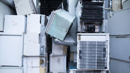 Alte Kühlschränke sind in einer Halle der Recycling Firma Remondis übereinander gestapelt. Die Ozonschicht ist derzeit auf gutem Weg, sich innerhalb der kommenden Jahrzehnte zu erholen. 
