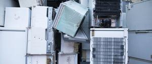 Alte Kühlschränke sind in einer Halle der Recycling Firma Remondis übereinander gestapelt. Die Ozonschicht ist derzeit auf gutem Weg, sich innerhalb der kommenden Jahrzehnte zu erholen. 