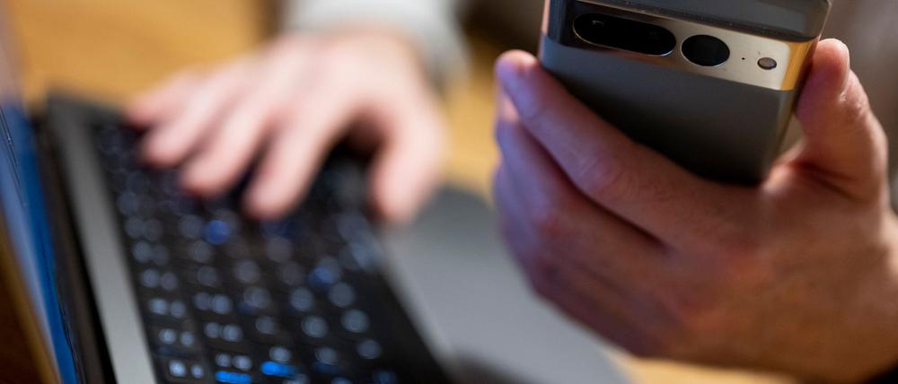 Schnell und bequem: Viele Menschen erledigen Bankgeschäfte per Online-Banking. (Symbolbild)