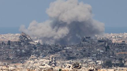 Rauch steigt nach israelischen Angriffen in Gaza-Stadt auf. 