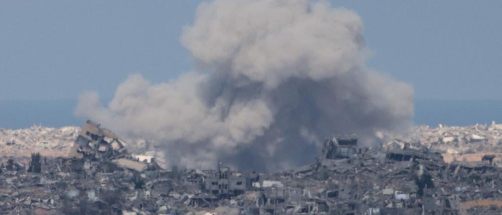 Rauch steigt nach israelischen Angriffen in Gaza-Stadt auf.