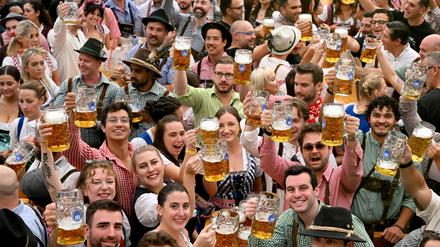 Das Münchner Oktoberfest 2024 - in Berlin soll es demnächst eine alkoholfreie Variante geben. (Archivbild)