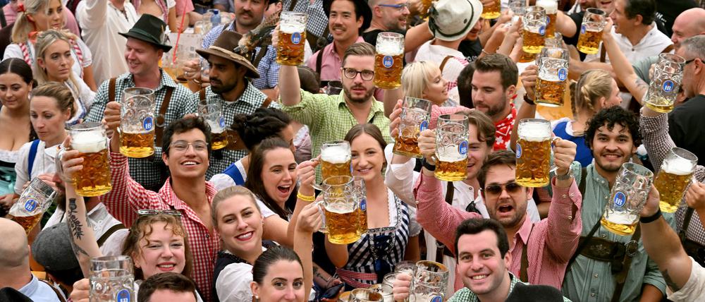 Das Münchner Oktoberfest 2024 - in Berlin soll es demnächst eine alkoholfreie Variante geben. (Archivbild)