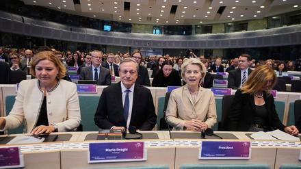 Mario Draghi (M.l.) und Ursula von der Leyen (M.r.) in Brüssel. Vor fast genau einem Jahr hat der frühere EZB-Chef seinen Bericht über Europas Wettbewerbsfähigkeit vorgestellt.