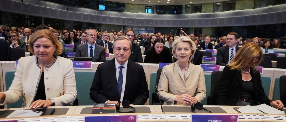 Mario Draghi (M.l.) und Ursula von der Leyen (M.r.) in Brüssel. Vor fast genau einem Jahr hat der frühere EZB-Chef seinen Bericht über Europas Wettbewerbsfähigkeit vorgestellt.