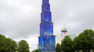 Der Blaue Obelisk auf dem Theodor-Heuss-Platz in Berlin.