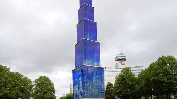 Der Blaue Obelisk auf dem Theodor-Heuss-Platz in Berlin.