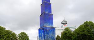 Der Blaue Obelisk auf dem Theodor-Heuss-Platz in Berlin.