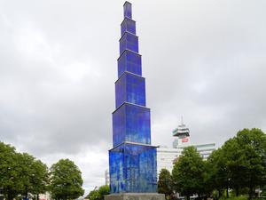 Der Blaue Obelisk auf dem Theodor-Heuss-Platz in Berlin.