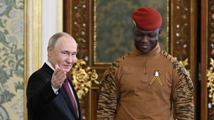 Burkina Fasos Staatschef Ibrahim Traoré (rechts) und Russlands Präsident Wladimir Putin. 