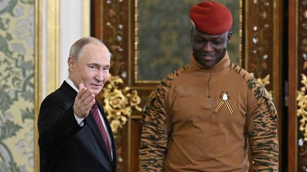Burkina Fasos Staatschef Ibrahim Traoré (rechts) und Russlands Präsident Wladimir Putin. 