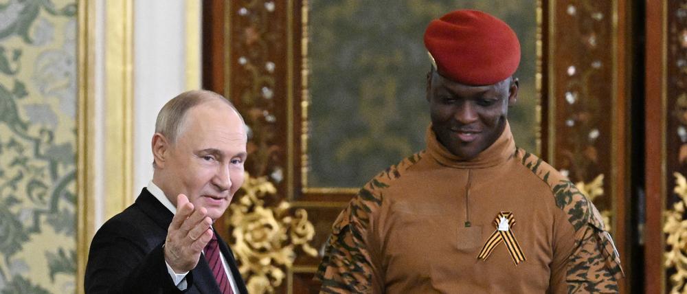 Burkina Fasos Staatschef Ibrahim Traoré (rechts) und Russlands Präsident Wladimir Putin. 