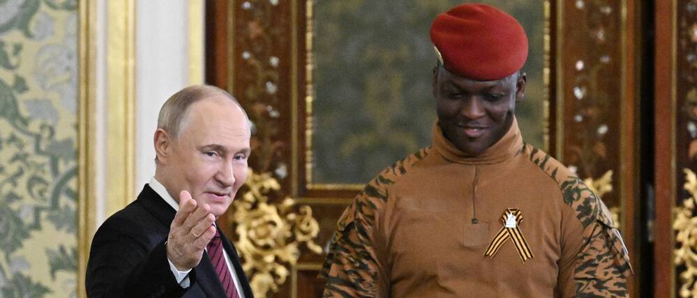 Burkina Fasos Staatschef Ibrahim Traoré (rechts) und Russlands Präsident Wladimir Putin. 