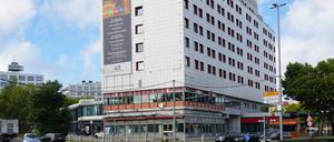 Das Gebäude des Hotels Ibis am Zentralen Omnibusbahnhof (ZOB) Berlin.